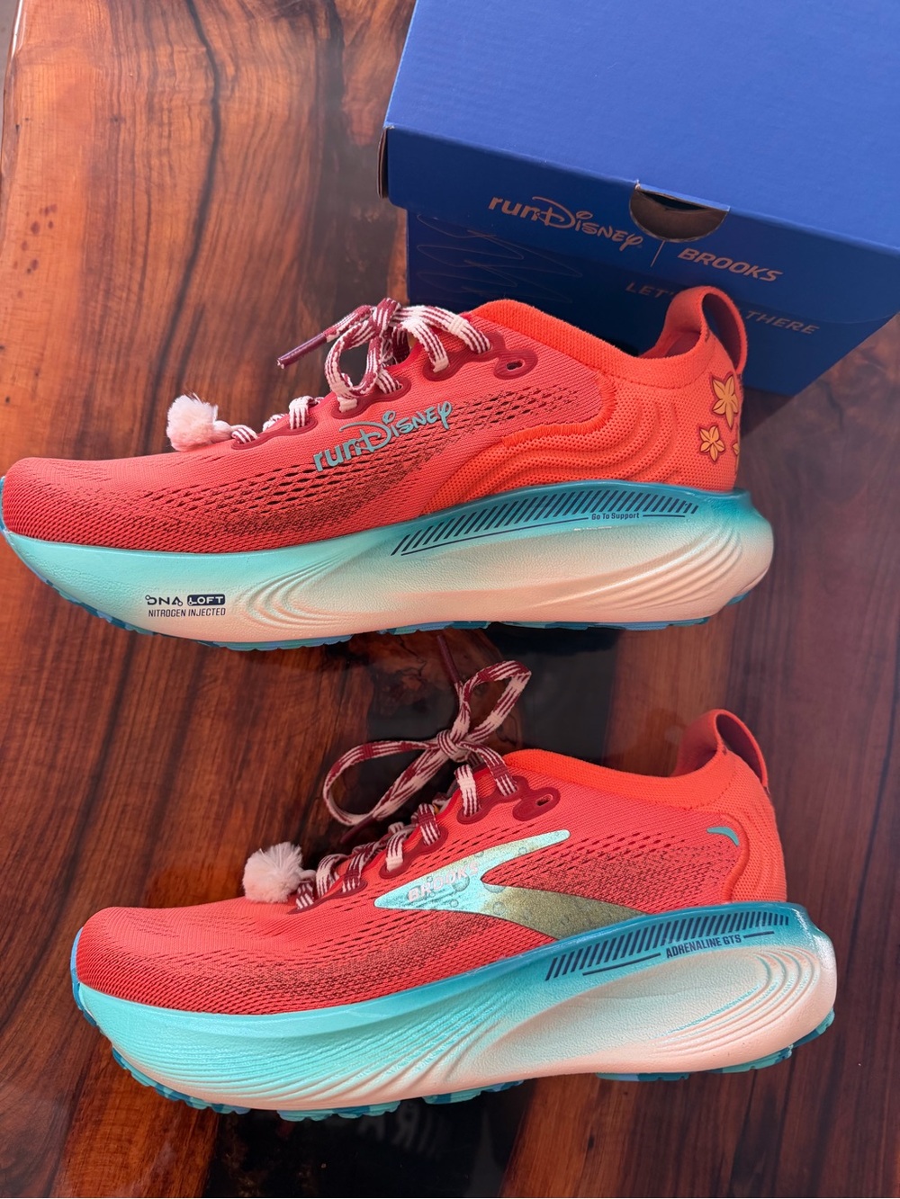 Brooks Women’s 7.5 Moana RunDisney collab like new worn once Running shoes - Picture 6 of 9
